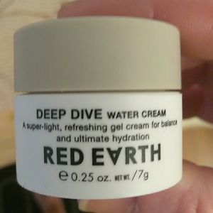 Red earth deep dive water cream